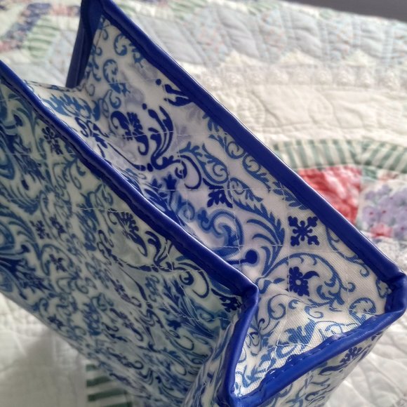 Large Cosmetic or Travel (Blue & White Bag) - Never Used - Picture 6 of 8